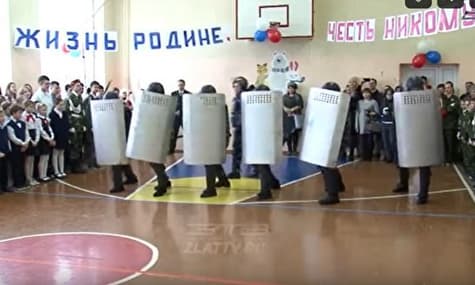В російській школі спецпризначенці показали дітям, як розганяти протести