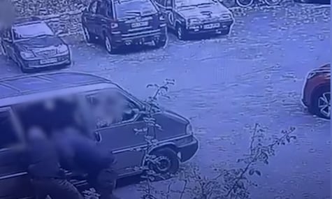 Двом поліціянтам із Києва оголосили підозру в побитті чоловіка біля ТЦК після того, як той розпилив газовий балончик