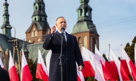 «Поїде підтримати Орбана». Сікорський і Туск розкритикували президента Польщі Навроцького за поїздку до Угорщини