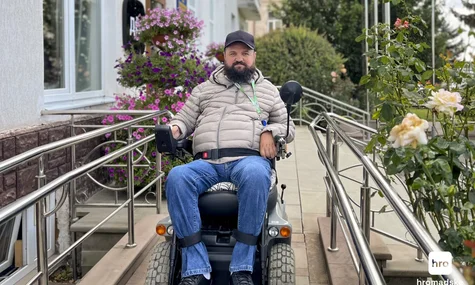 «Думав, це нікому не треба». У Чорткові за безбар'єрність відповідає радник міського голови на колісному кріслі