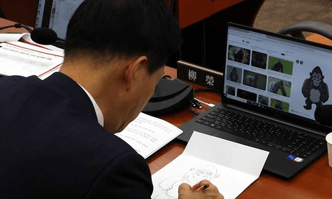 Депутат Південної Кореї під час засідання змальовував із ноутбука горилу. Він пояснив: у такий спосіб знімає стрес