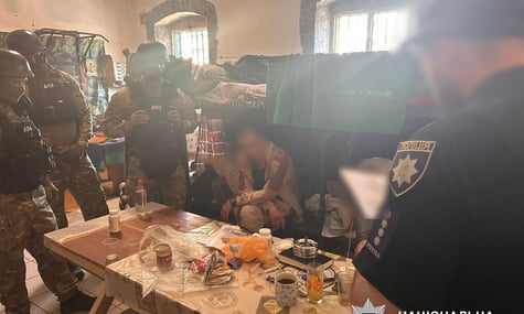Метадон ховали в буряках та милі. Поліція заявила про викриття каналу постачання наркотиків до Київського СІЗО