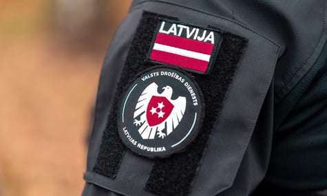 Латвійська спецслужба затримала диверсантів, які готували підпал вантажівки з українськими номерами