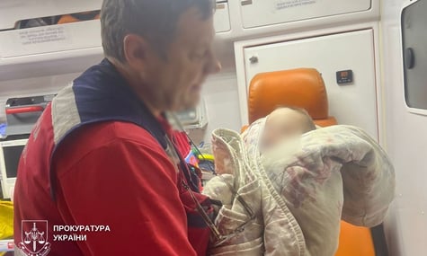 Замкнула немовля у квартирі на чотири дні, а сама поїхала у Харків: 17-річна матір з Києва отримала підозру