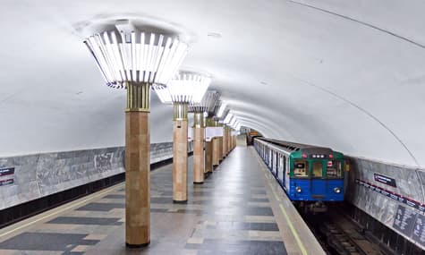 В Харькове парень прыгнул в тоннель метро, заблокировав движение поездов. Ему грозит до 5 лет ограничения свободы