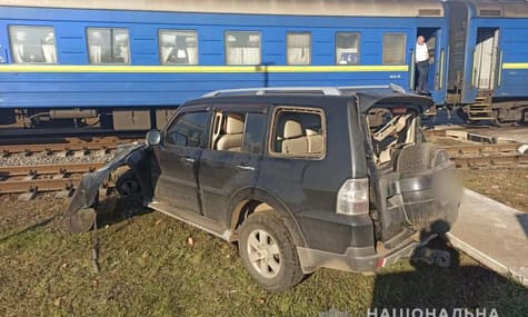 На Харківщині позашляховик потрапив в аварію з поїздом. За даними ЗМІ, за кермом автівки була депутатка облради