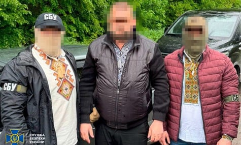 Голову громади на Рівненщині в День вишиванки затримали за хабарництво. СБУ прийшла до нього у вишитих сорочках
