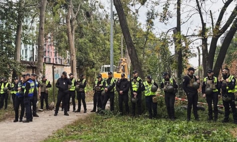 «Він просто розвернувся і вдарив мене в обличчя». Як протест на Теремках закінчився сутичкою з поліцією