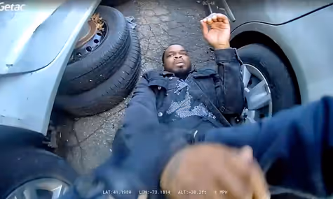 У США чоловік, якому поліція вистрілила в спину, мусив чекати другу «швидку», бо перша забрала поліціянтку з «нападом паніки»