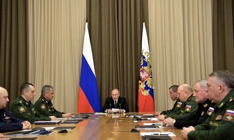 Путін заявив, що занепокоєний через введення воєнного стану в Україні