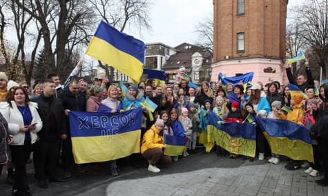 «Херсон — это Украина!»: как украинские города празднуют успехи Сил обороны на юге (ФОТО, ВИДЕО)
