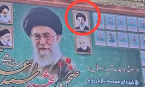 Його жодного разу не показували наживо. В Ірані фото нового верховного лідера повісили на дошку з загиблими «мучениками»
