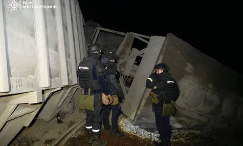 Біля Коростеня зійшов із рейок вантажний потяг і локомотив пасажирського. Травмовані залізничники, рейси затримуються