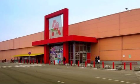 Від удару російського дрона по багатоповерхівці в Києві постраждали люди. Ще один дрон упав на територію ТРЦ