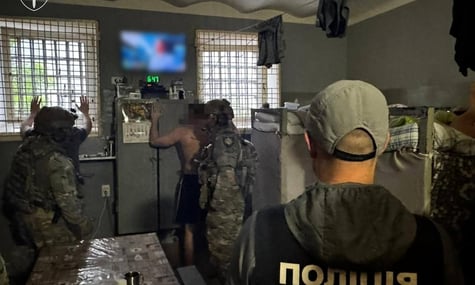 У Хмельницькому СІЗО п'ятеро ув'язнених вимагали від інших платити до «каси» по 50 тисяч грн і збували наркотики — Офіс генпрокурора