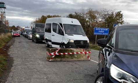 На західному кордоні встановили бетонні блоки після того, як водій протаранив шлагбаум та втік до Угорщини