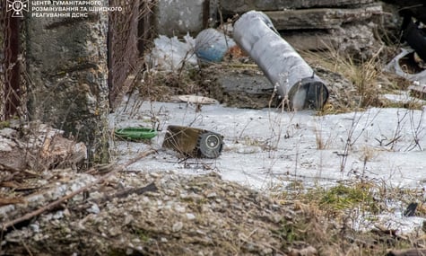 На Харківщині троє людей підірвалися біля зупинки. Є загиблий