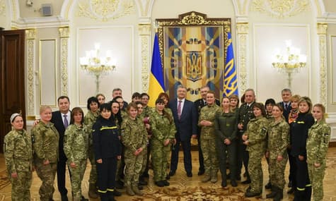 Порошенко відзначив нагородами 166 військовослужбовиць: п'ятьох з них посмертно