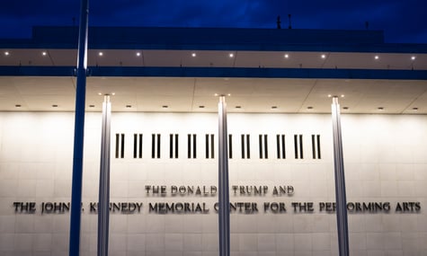 Суд у США наказав прибрати ім’я Трампа з Центру Кеннеді. Президент зауважив, що суддю призначив Обама
