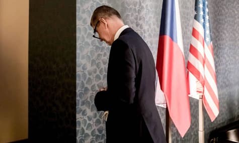 Фінансові махінації та «вивезення» сина до Криму: прем’єр Чехії відмовився йти у відставку