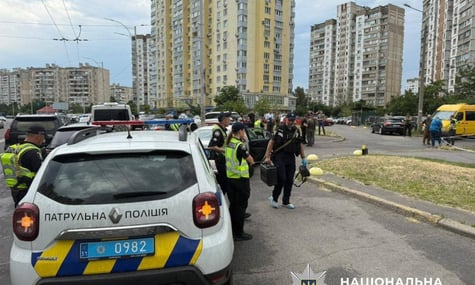У Києві невідомий застрелив чоловіка в автівці та втік. Стрільця шукають