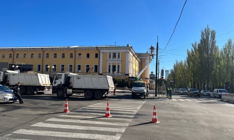 В Киеве возобновили движение по бульвару, который накануне пострадал от ракетного удара