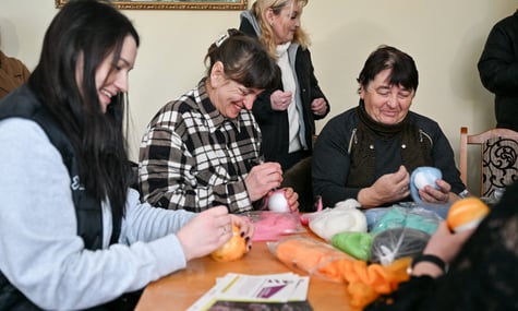 Невидима безкоштовна праця без вихідних і відпусток. Як і де доглядальники можуть знайти підтримку