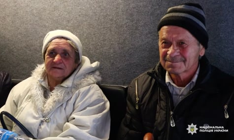 Літнє подружжя, яке подолало 16 кілометрів, аби дійти з Торського до Лиману