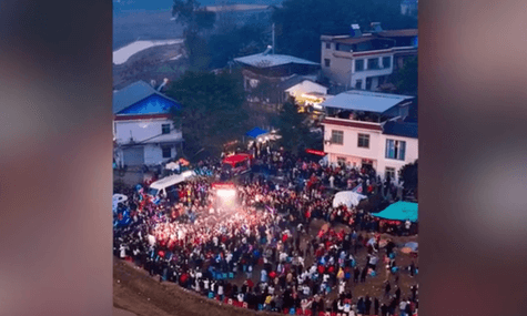 Китаянка попросила в соцмережі допомогти із забоєм свиней, щоб порадувати літнього батька. Це призвело до заторів і тисячного бенкету