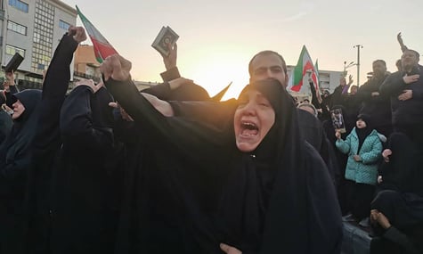 Іранці святкують та оплакують смерть Хаменеї після офіційного підтвердження його вбивства (ВІДЕО)