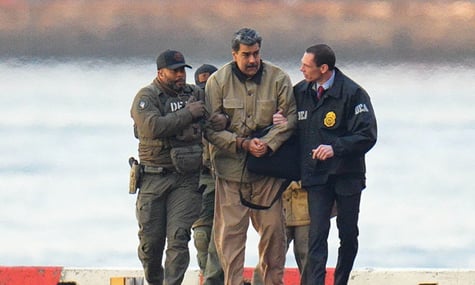 На першому суді після затримання Мадуро заявив, що лишається президентом. Його дружина скаржиться на зазнані травми