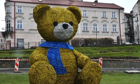 У польському місті «золотий ведмідь із синім шарфом» роздратував жителів. Колір нагадав прапор України