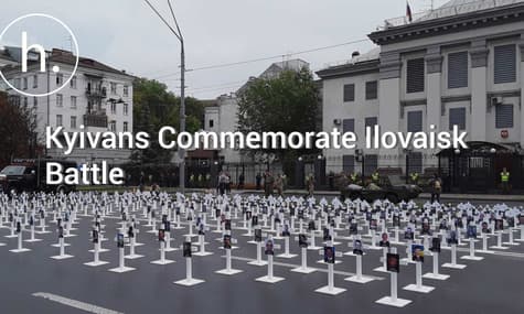 Kyivans Gather Outside Russian Embassy to Commemorate Ilovaisk Battle