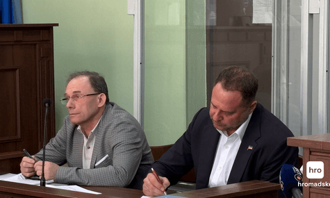 Андрій Єрмак (праворуч) та його адвокат Ігор Фомін у залі ВАКС, Київ, 21 травня 2026 року