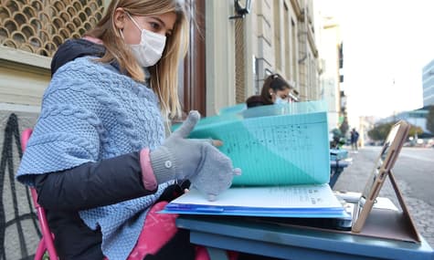 12-летняя школьница в Италии начала протест против дистанционного обучения. Она уверяет ㅡ в школе безопасно