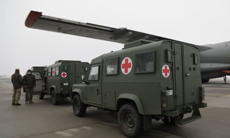 Латвія передала українським військовим легкоброньовані медичні автомобілі