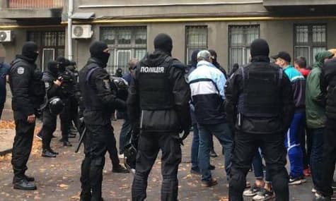 У центрі Києва поліція затримала молодиків з кийками та газовими балончиками
