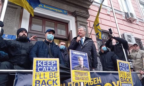 Порошенко прибыл в Печерский суд, где ему будут избирать меру пресечения
