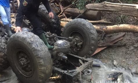 ДТП на Закарпатті: тіло чоловіка знайшли за 2 км від вантажівки