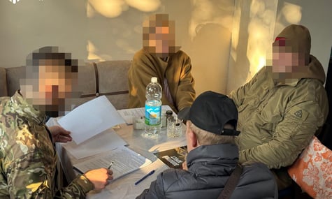 Стріляв над головами, поранив у ногу і знищив телефон: на Сумщині заступника командира батальйону підозрюють у катуванні солдатів