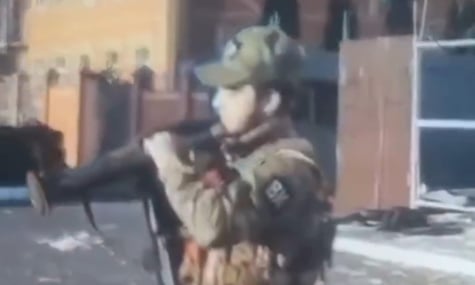 россиян возмутило видео из Суджи, где военный выстрелил по домам из гранатомета. Оказалось, что он уже умер