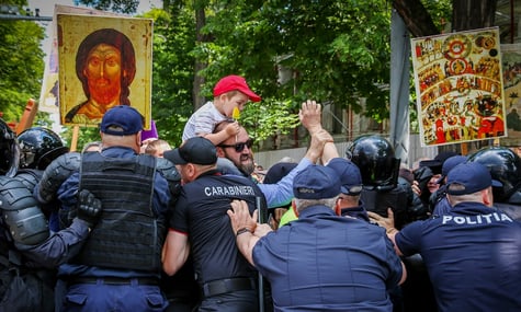 У Кишиневі священники та віряни спробували прорватися до маршу на підтримку ЛГБТ. Сталася сутичка