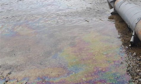 У Дністрі зафіксували маслянисті плями: ймовірно, через російський обстріл тиждень тому