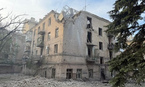 рф вдарила 250-кілограмовою бомбою по багатоповерхівці у Дружківці — є загибла та поранені