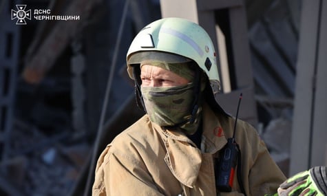 В Чернигове в результате российских ударов — трое пострадавших. Под завалами могут быть еще люди