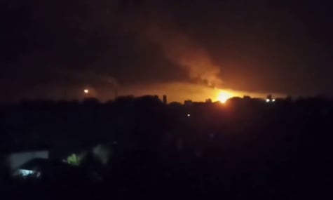 У російському Саратові, схоже, горить НПЗ після масованої атаки дронів. Під ударом були й інші регіони