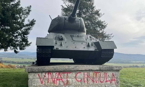 У Словаччині на радянському танку лишили напис «росіяни — огидні» і підтримали підозрюваного в замаху на Фіцо