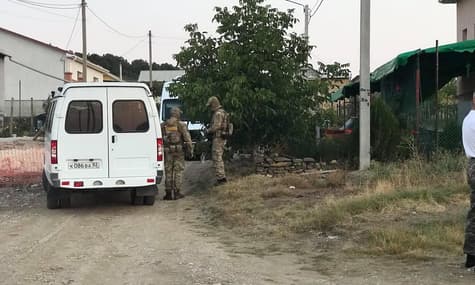 Российские силовики в аннексированном Крыму утром пришли с обысками к пятерым крымским татарам и задержали их