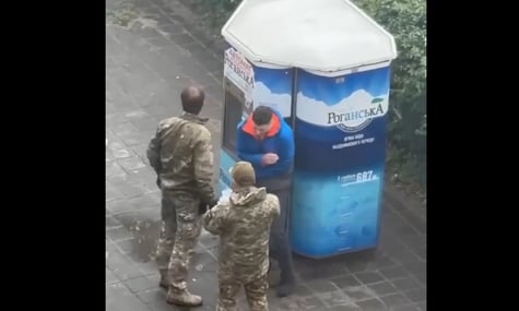 Військового ТЦК, який ударив учителя в живіт, відправили на фронт, попри інвалідність
