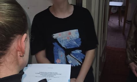 «Розсилала капсули зі смертельною дозою наркотиків». 17-річну дівчину підозрюють у допомозі ФСБ в отруєнні українських військових, двоє померли — Нацполіція